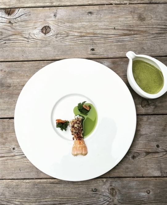 Fischgericht auf weißem Teller