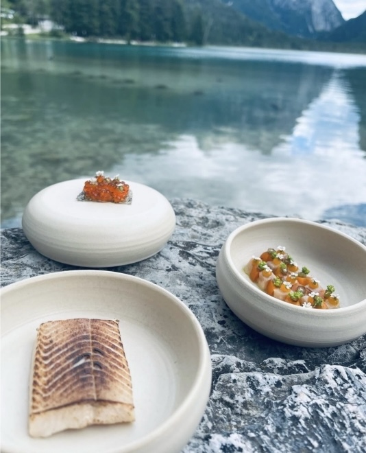 Fischvariation mit Seelandschaft im Hintergrund